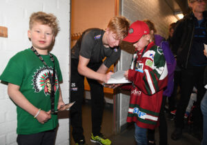 Göteborg SHL Frölunda-Linköping  4-0 Barnen från Ronald McDonalds Hus fick sitta på hedersplats under matchen sedan fick dom träffa Rasmus Dahlin och Joel Lundqvist   Foto Tommy Holl IBL