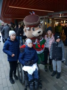 In the fall of 2018 HLF started a new hockey program where
children and their families staying at the Ronal McDonald House in
Gothenburg are invited to a Frolunda game. During the 2018/19 season 56
children and their families will be watching a game and experience a unique
opportunity to meet Henrik's brother Joel Lundqvist after the game.