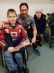 In the fall of 2018 HLF started a new hockey program where
children and their families staying at the Ronal McDonald House in
Gothenburg are invited to a Frolunda game. During the 2018/19 season 56
children and their families will be watching a game and experience a unique
opportunity to meet Henrik's brother Joel Lundqvist after the game.