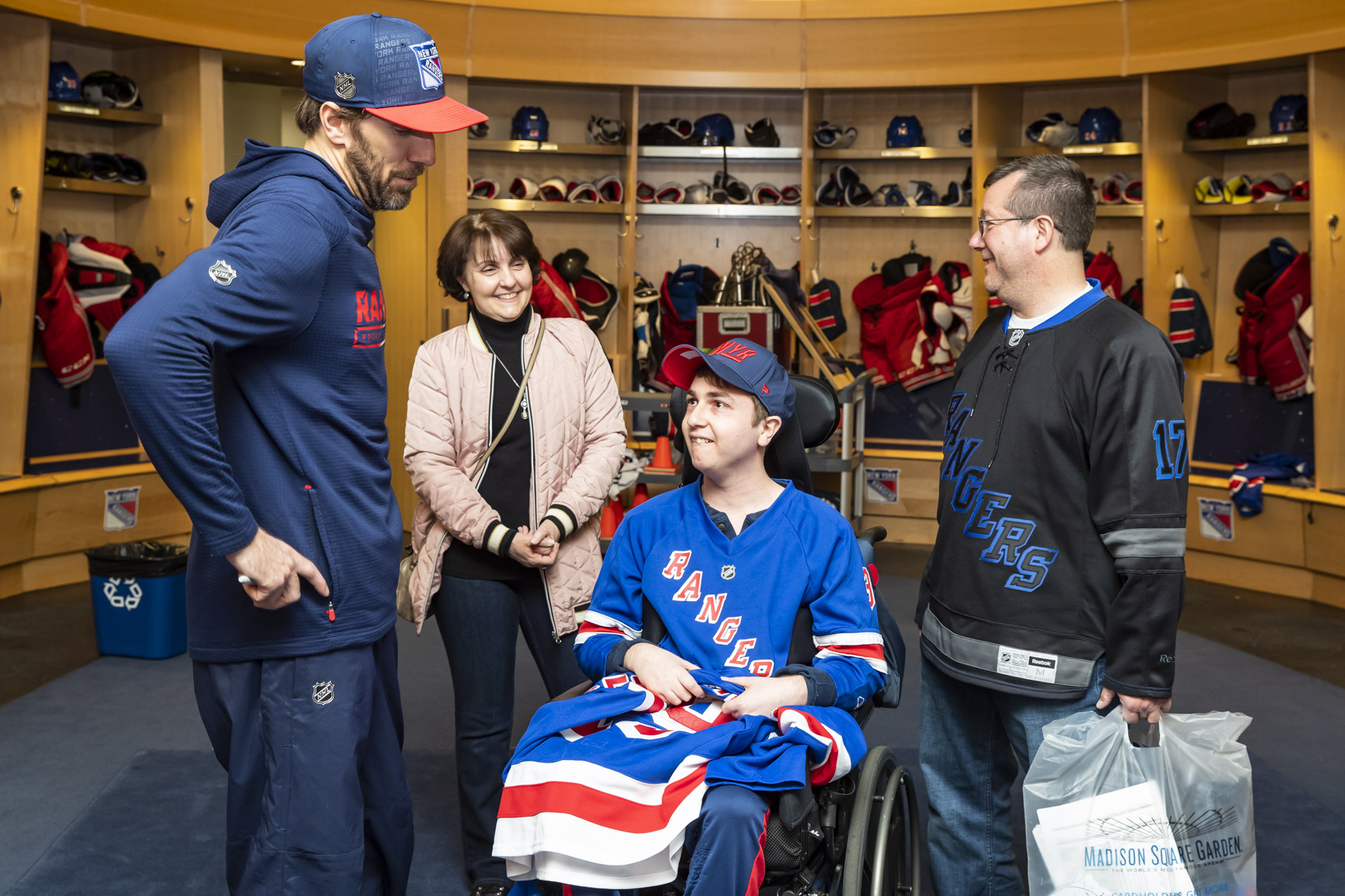 On Wednesday April 3rd 2019, Henrik had the honor to meet with Thomas and his family in the NYR locker-room post the Senators game. It was a heartwarming meeting for everyone involved and a dream come true for Thomas. Picture credit: Rebecca Taylor/MSG Photos